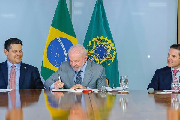 Lula admite falta de diálogo com o Congresso sobre IOF