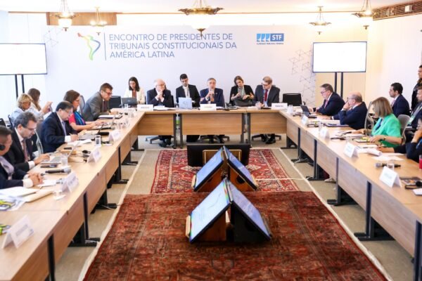 Fronteira entre Direito e política ‘é mais difícil’ de traçar no Brasil, diz Barroso