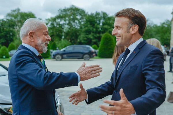 Mãos dadas com Macron, medalha de honra, apresentação da ministra Margareth: o primeiro dia de Lula em Paris