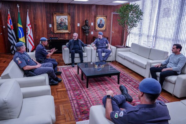 Presidente da Câmara de SP recebe policiais militares Presidente da Câmara de SP recebe policiais militares