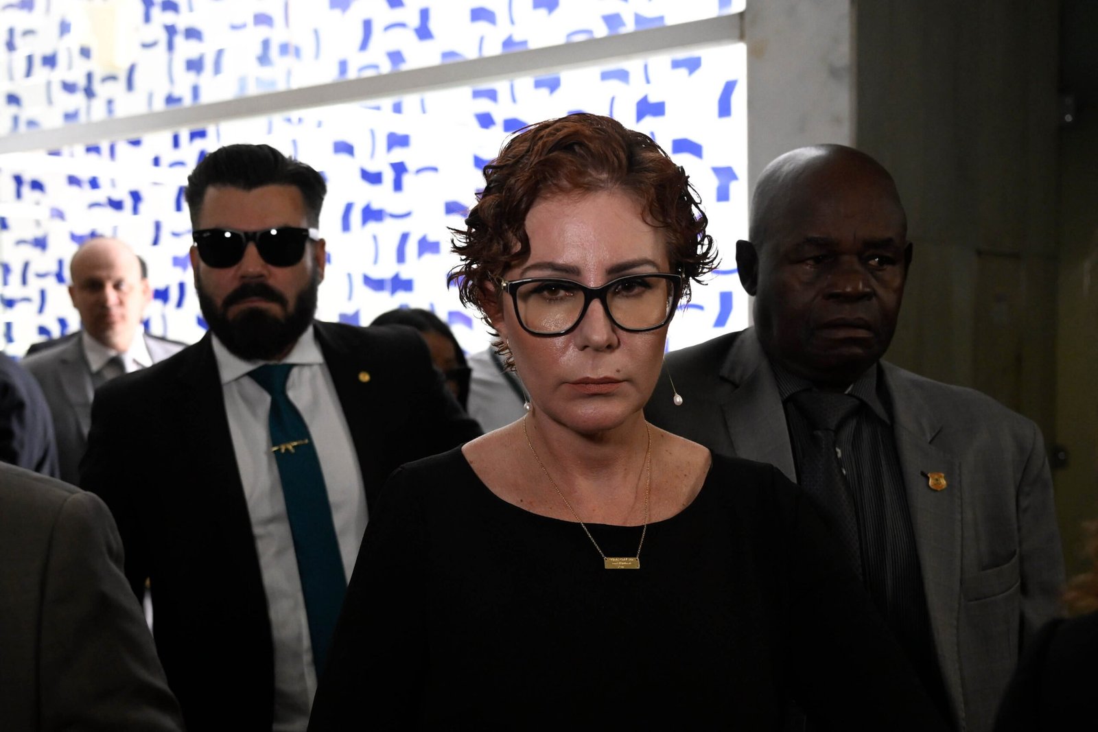 Ordem de Moraes contra Zambelli prevê bloqueio de bens e multa diária de R$ 50 mil