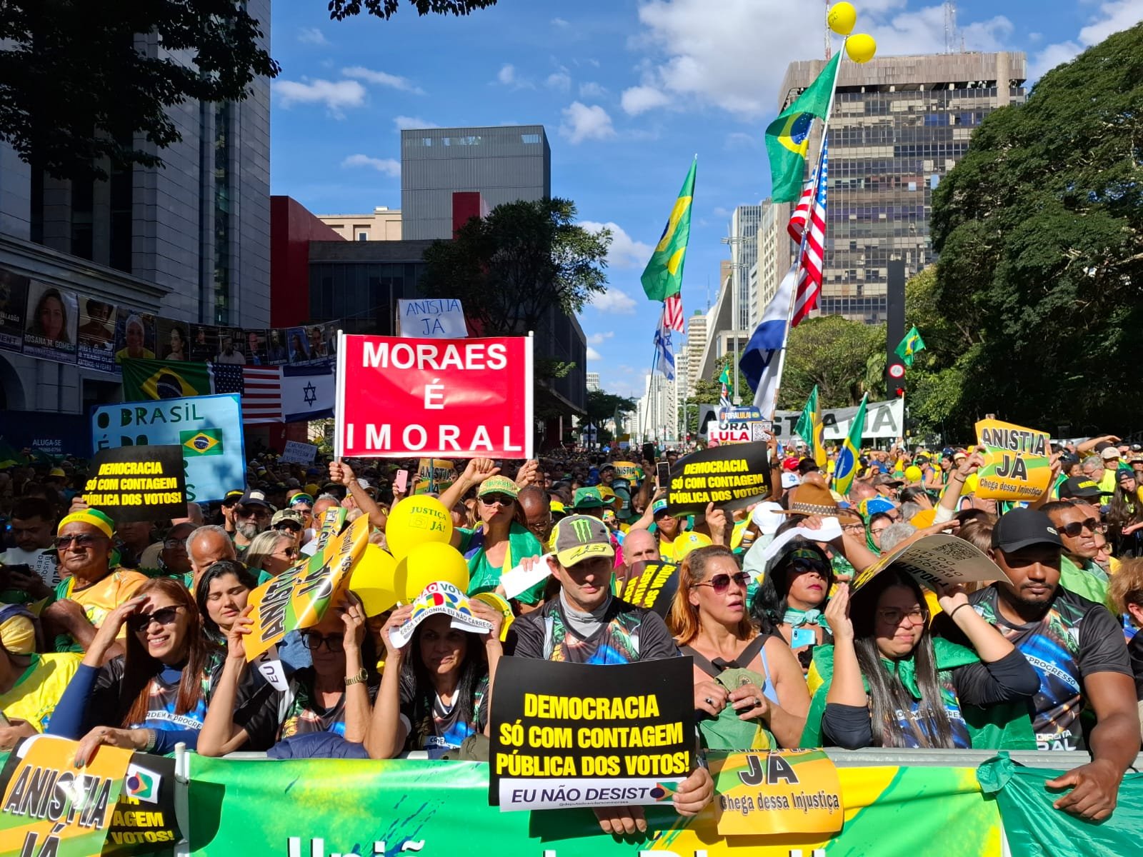 Bolsonaro fala com apoiadores ao chegar à Paulista
