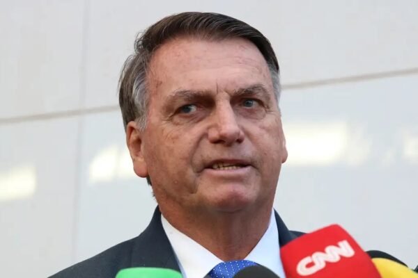 Carlos deve concorrer ao Senado por Santa Catarina, diz Bolsonaro Carlos deve concorrer ao Senado por Santa Catarina, diz Bolsonaro