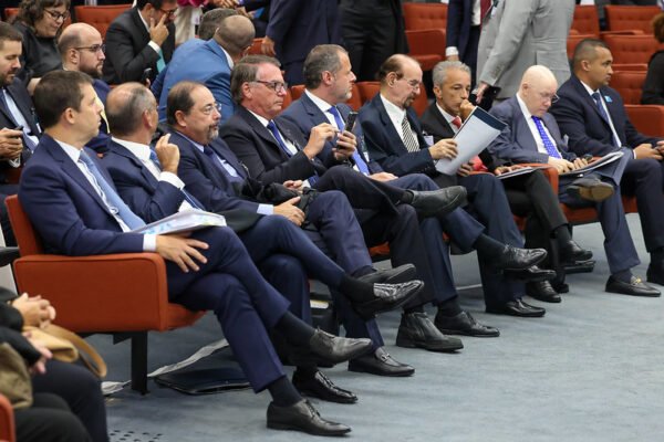 Lindbergh pede ao STF uso de tornozeleira eletrônica para Bolsonaro