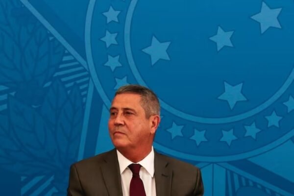 Moraes autoriza réus a acessarem conteúdos do celular de Cid