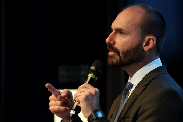 Bolsonaro diz que Eduardo está nos EUA para denunciar violações de direitos humanos