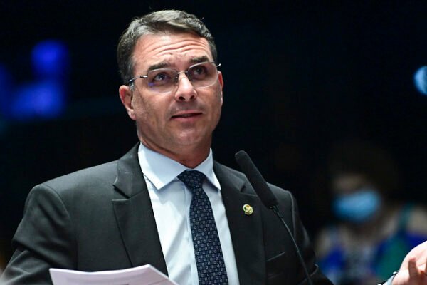 Flávio Bolsonaro critica indiciamento do pai e do irmão em inquérito da Polícia Federal