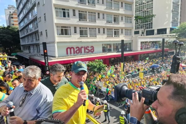 Povo na Paulista é ‘injeção de ânimo’ para a direita, diz Flávio Bolsonaro