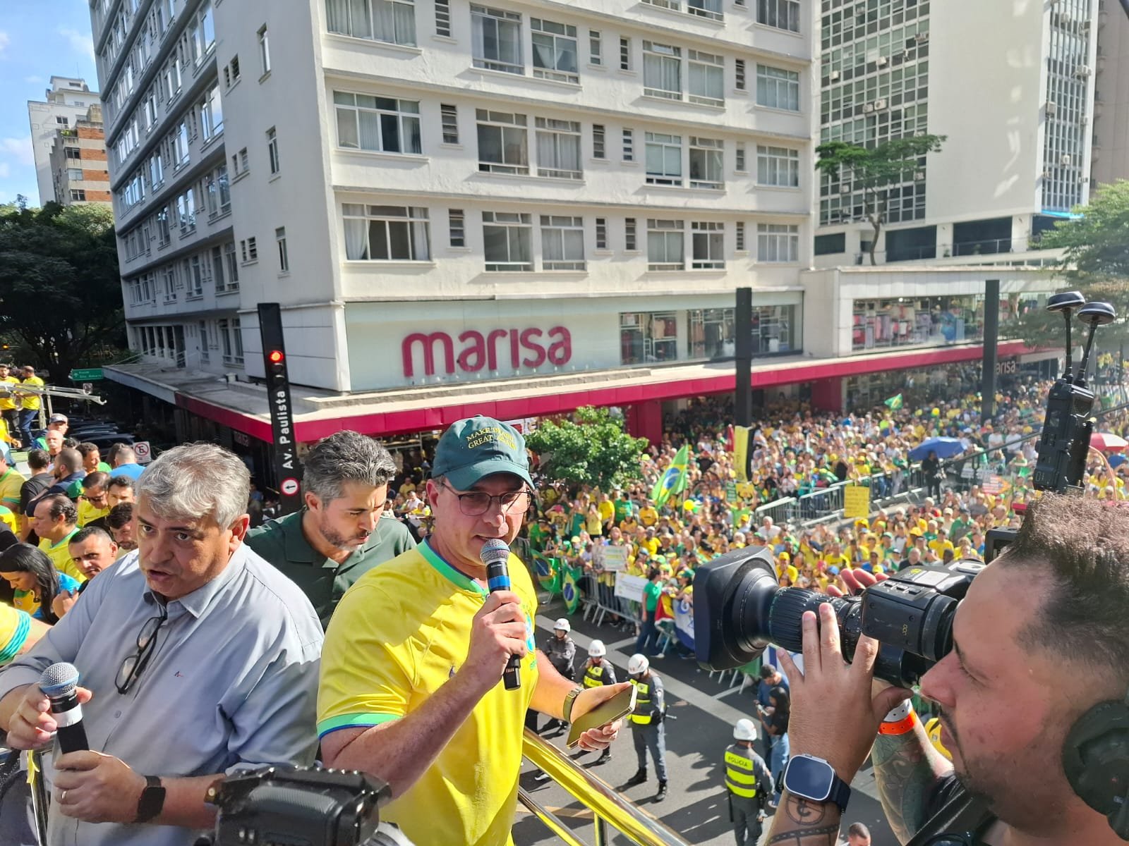 Povo na Paulista é ‘injeção de ânimo’ para a direita, diz Flávio Bolsonaro