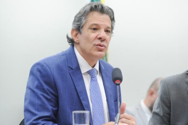 Lula e Motta discutem impasse sobre IOF e MP de Fernando Haddad