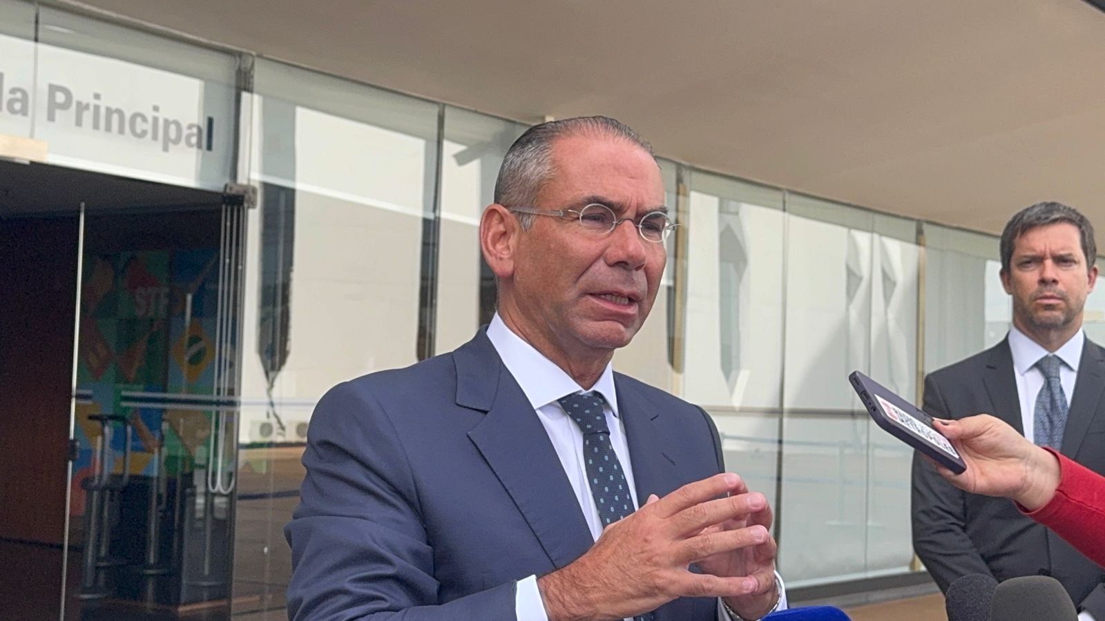 ‘Meta e Google desmentem versão de Mauro Cid’, afirma defesa de Braga Netto