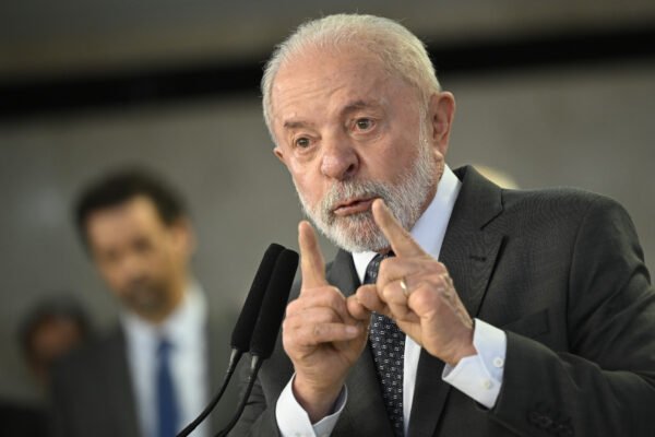 Favorito à presidência do PT admite risco de Lula perder base em 2026