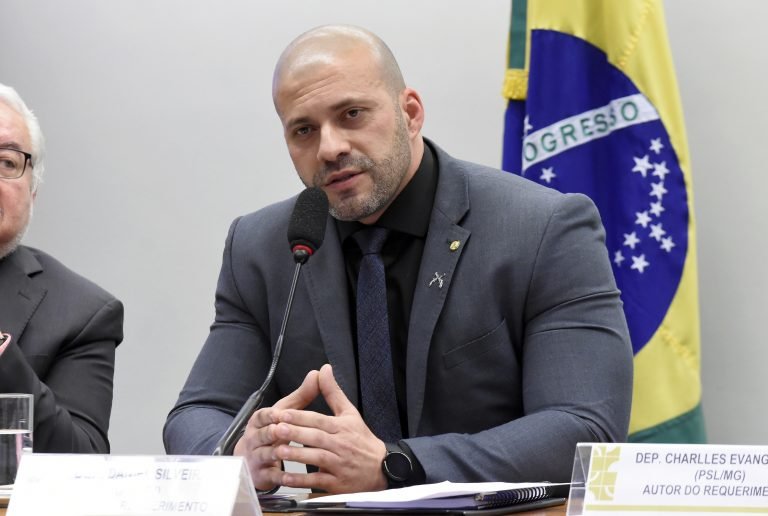 Deputados propõem moção de aplauso a Daniel Silveira por atuação na segurança pública