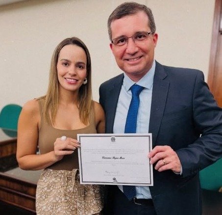 Primeira-dama de Três Lagoas é flagrada usando carro oficial para fazer compras