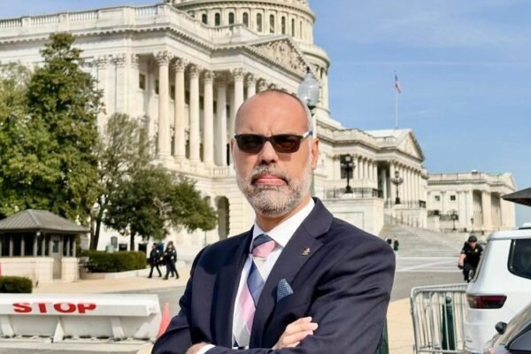 Moraes prorroga por 60 dias investigação contra Allan dos Santos