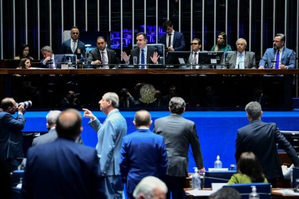 Partido de Bolsonaro tem acordo para eleger 44 senadores em 2026, diz site