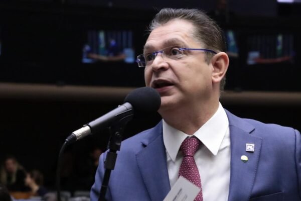 Hugo Motta lidera, de forma velada, movimento contra anistia
