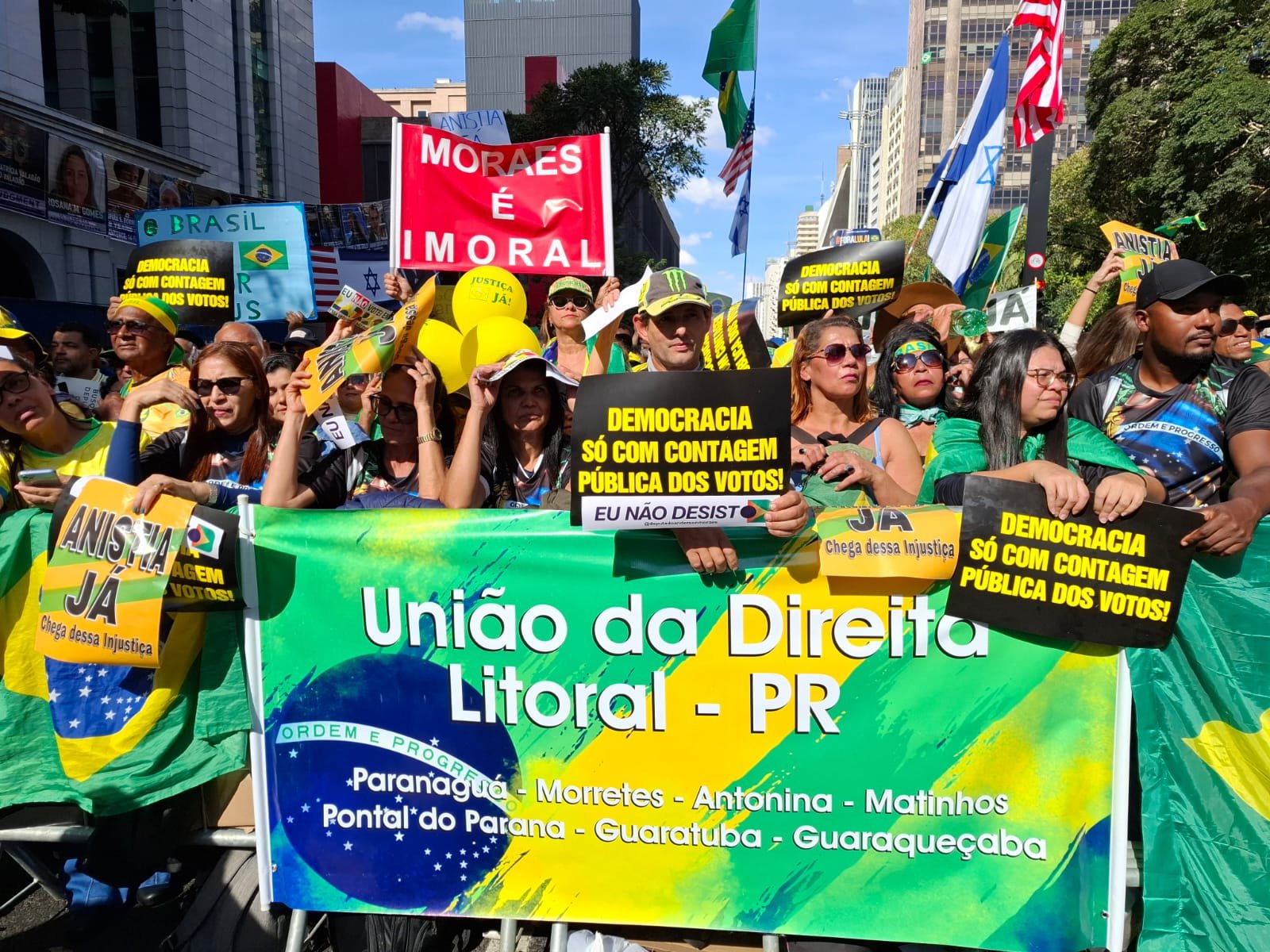 Os cartazes que marcaram a manifestação na Avenida Paulista