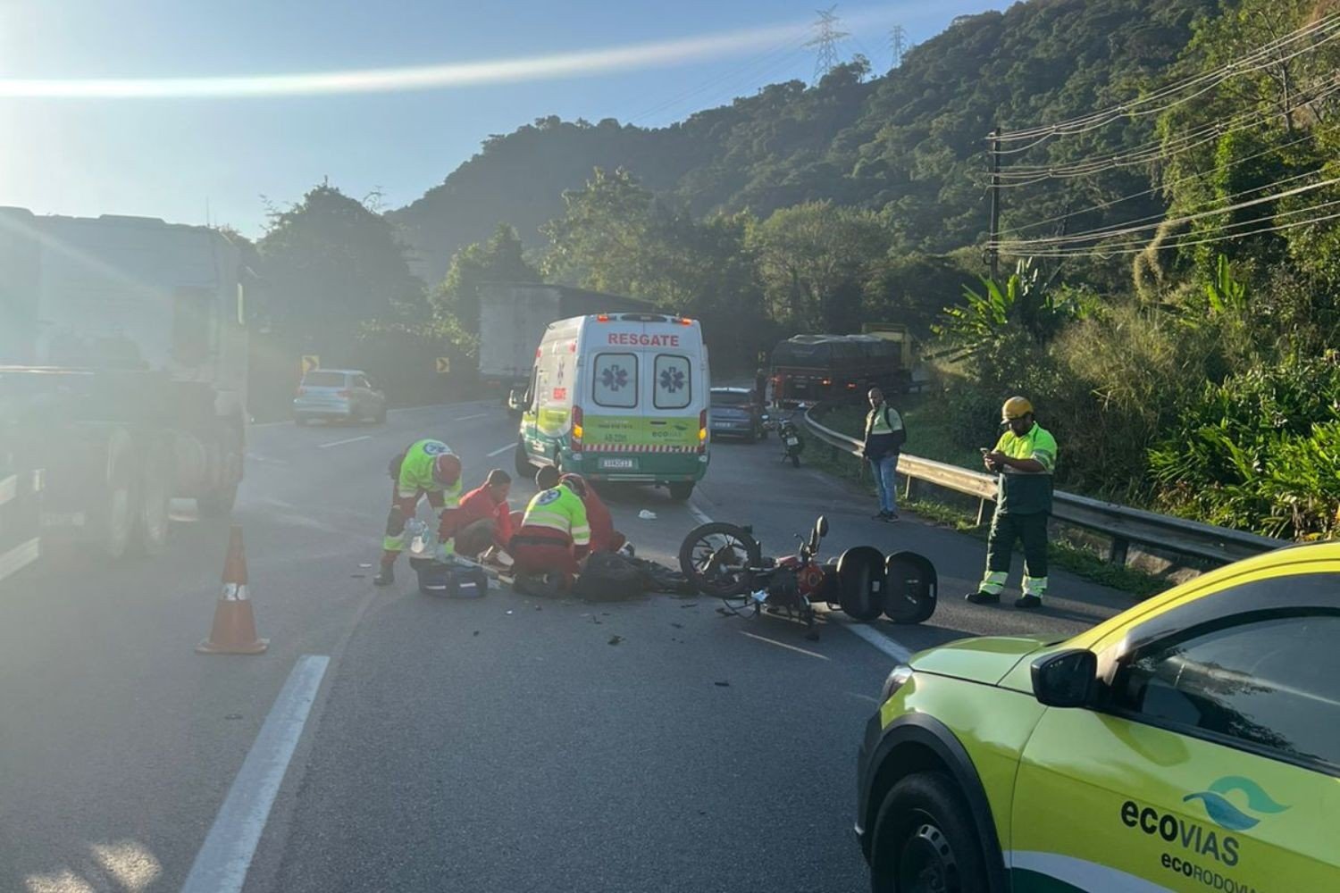 Motociclista morre após bater na traseira de carreta em rodovia de SP