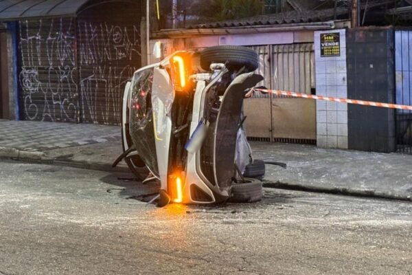 Carro fura bloqueio da PM, bate, capota e arremessa mulher no litoral de SP; VÍDEO