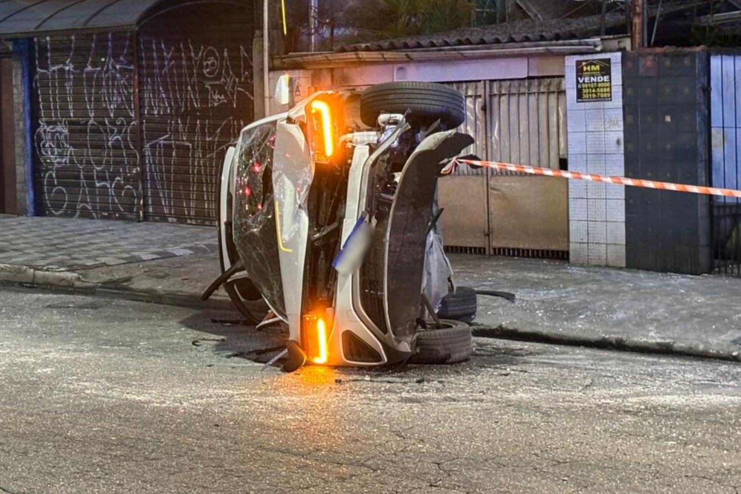 Carro fura bloqueio da PM, bate, capota e arremessa mulher no litoral de SP; VÍDEO