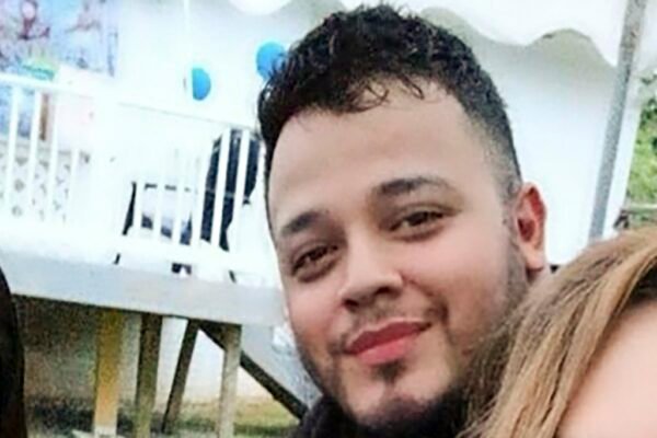 Homem que foi deportado por engano e enviado a megaprisão em El Salvador volta aos EUA para ser julgado