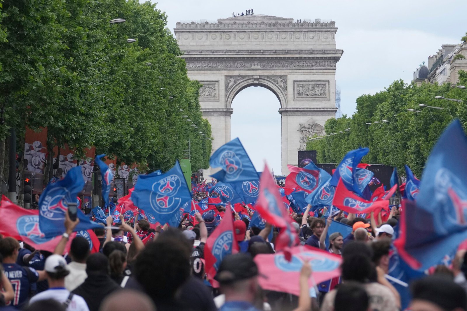 Depois de noite violenta, PSG celebra título da Champions com festa em Paris