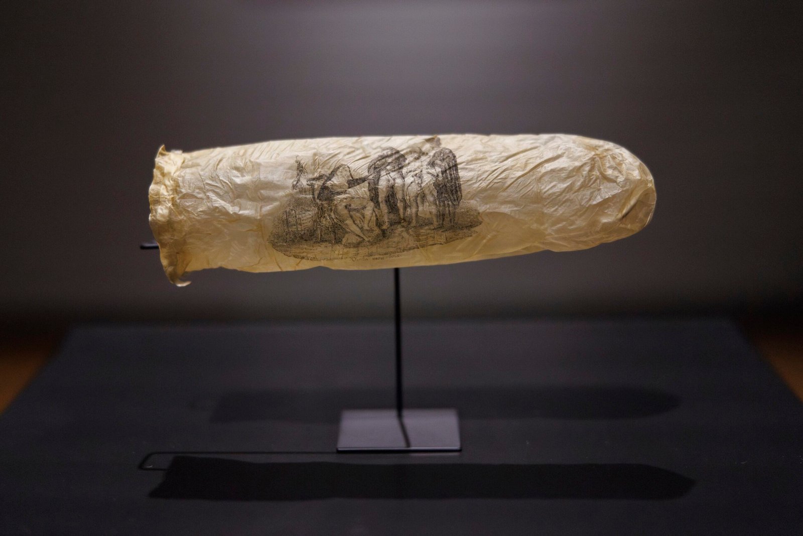 Preservativo com imagem erótica do século XIX é exposta em museu em Amsterdã