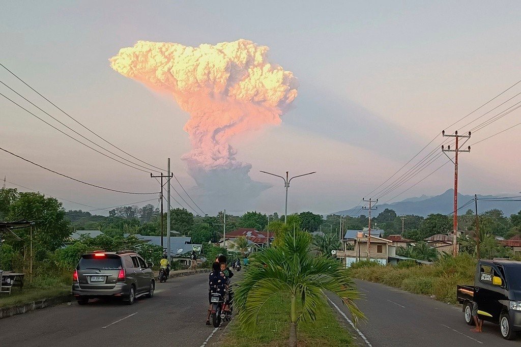 Vulcão entra em erupção na Indonésia e forma nuvem rosa gigante; veja IMAGENS