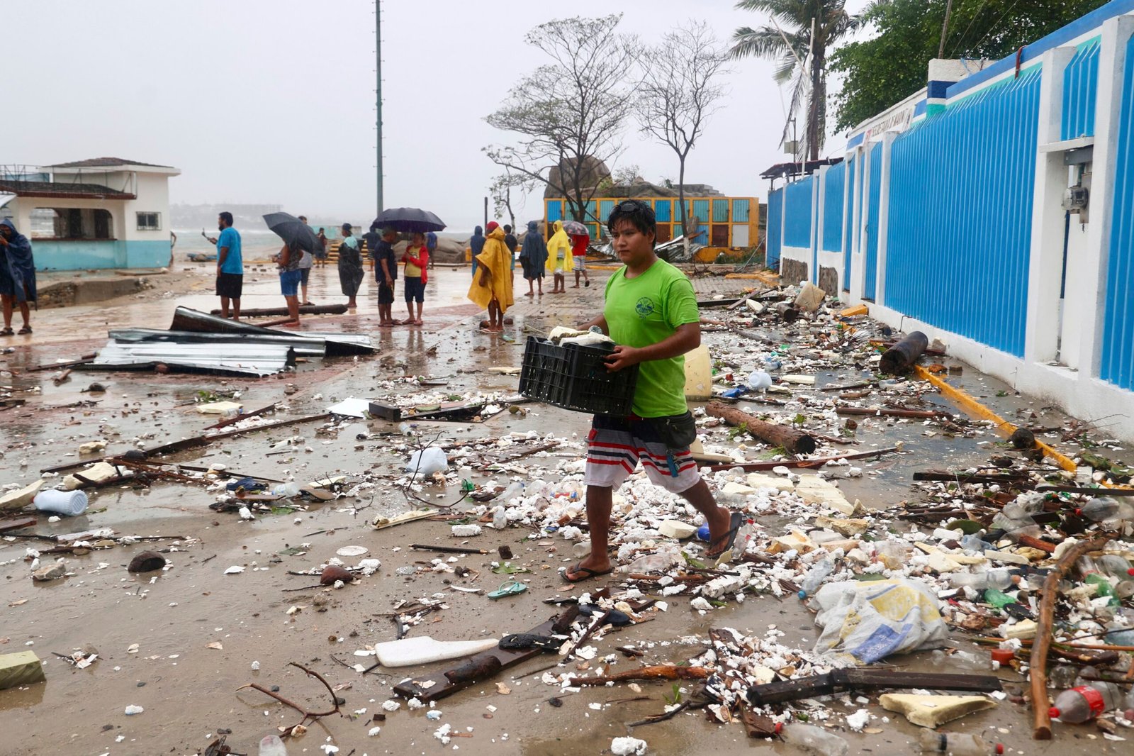 Passagem de furacão Erick pelo México causa destruição e morte de bebê de 1 ano