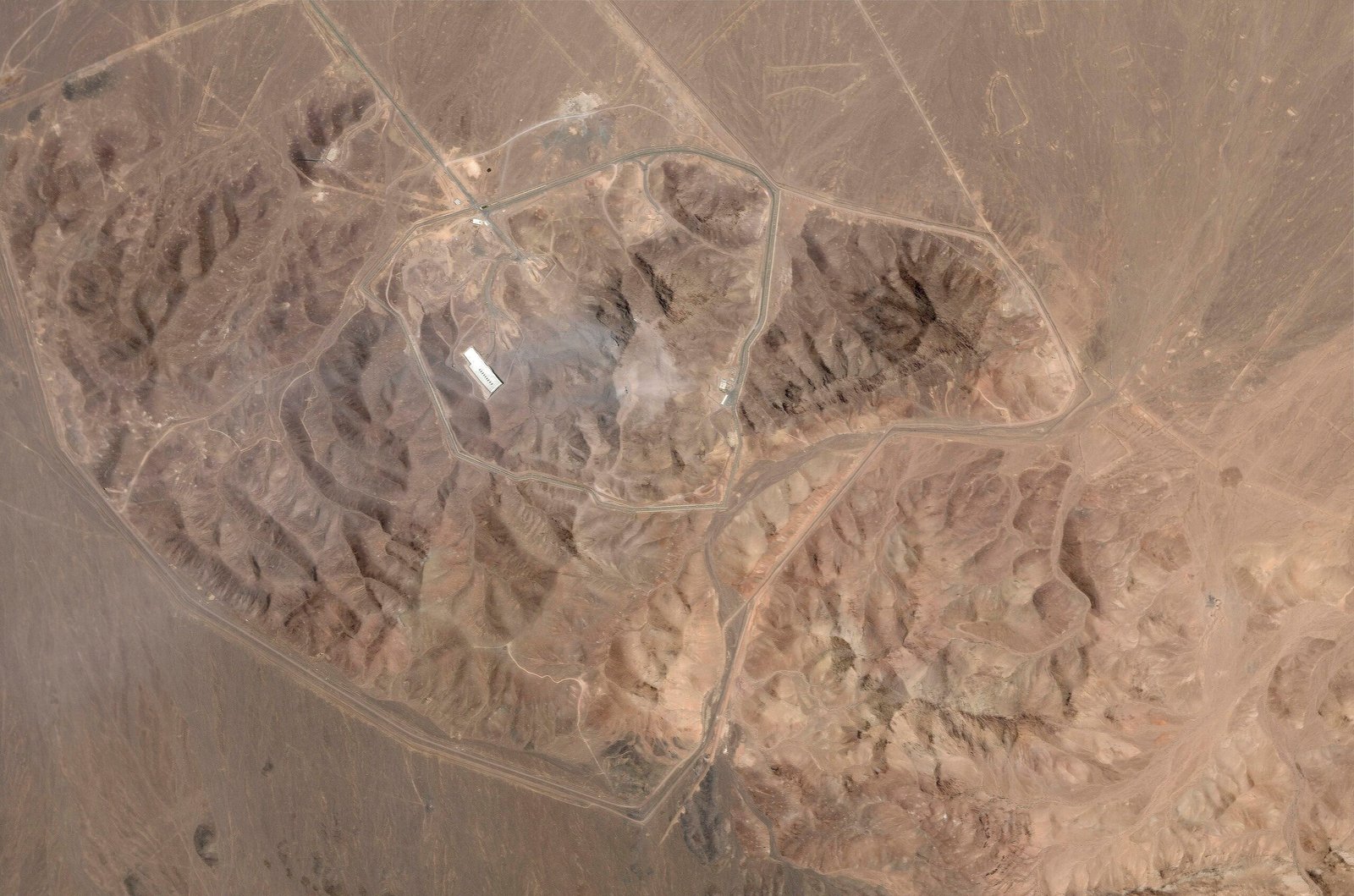 Imagens mostram instalação nuclear de Fordow, no Irã, após ataque dos EUA; VEJA