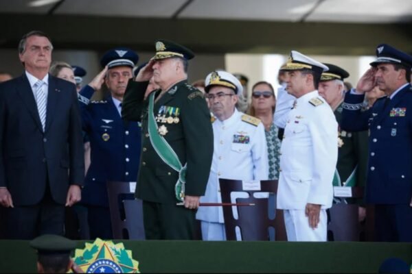 Freire Gomes diz que Bolsonaro não pediu a ele para manter pessoas nos quartéis