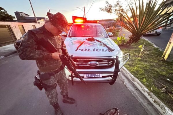 Polícia Ambiental flagra caçadores ilegais com armas e ave abatida em Iguape, SP
