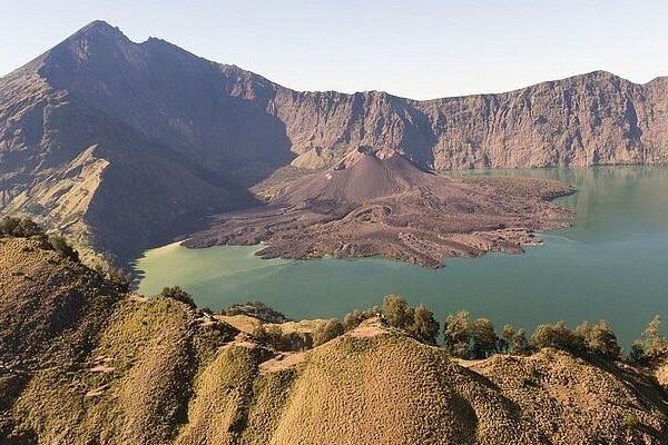 Monte Rinjani, onde brasileira caiu em trilha de vulcão, registrou pelo menos 3 mortes em 3 anos