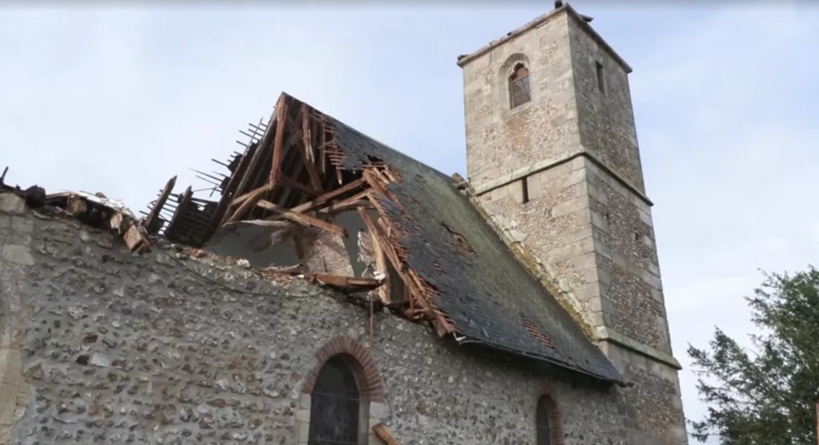 Teto de igreja do século XI na França desaba com tempestade, e prefeita se emociona: ‘está devastada’