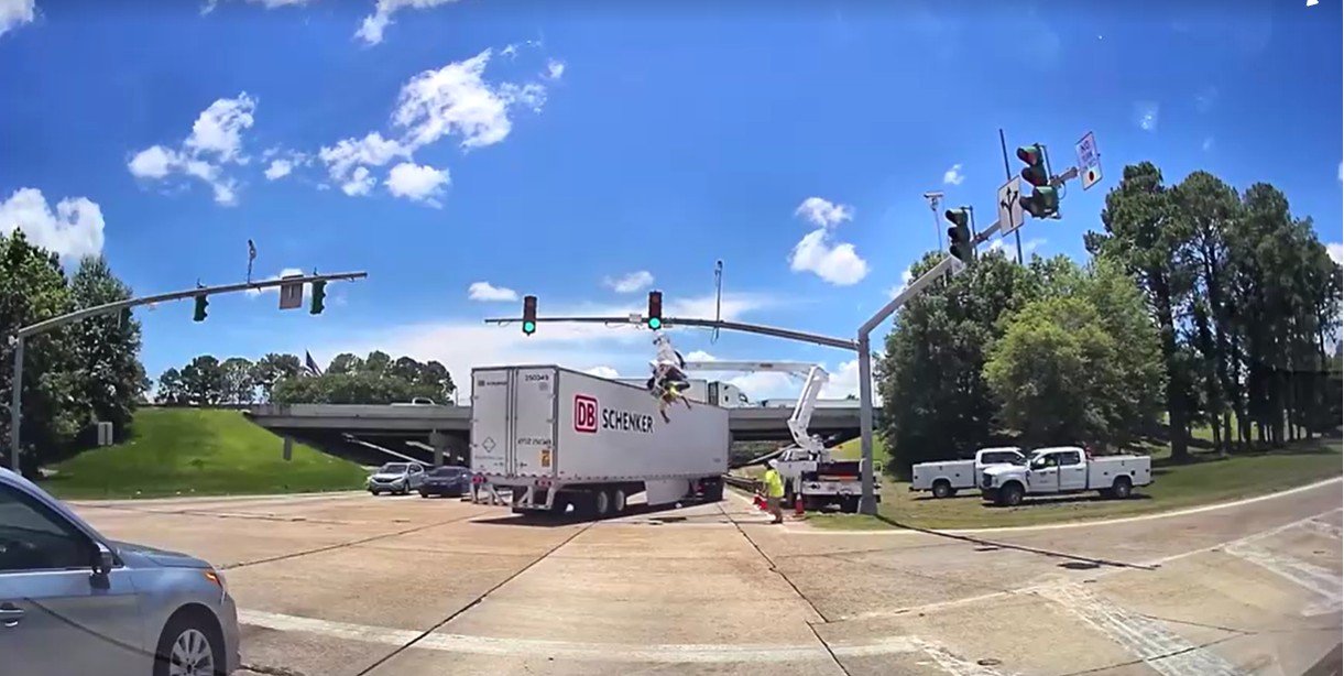 VÍDEO: Homem é atingido por carreta enquanto fazia manutenção de semáforo nos EUA e fica pendurado de ponta-cabeça