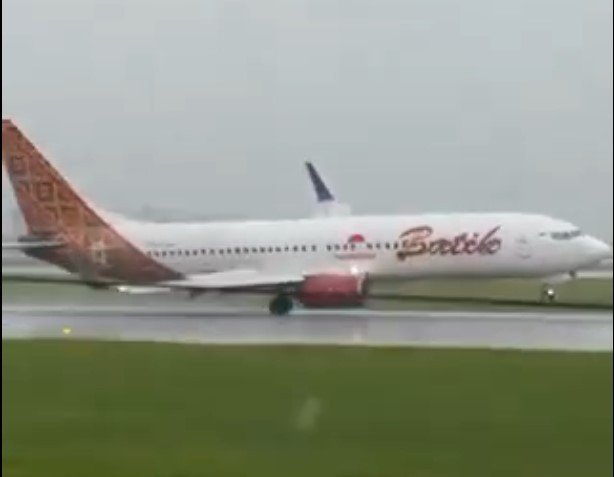 Vento forte faz avião pousar ‘torto’ na Indonésia; VÍDEO
