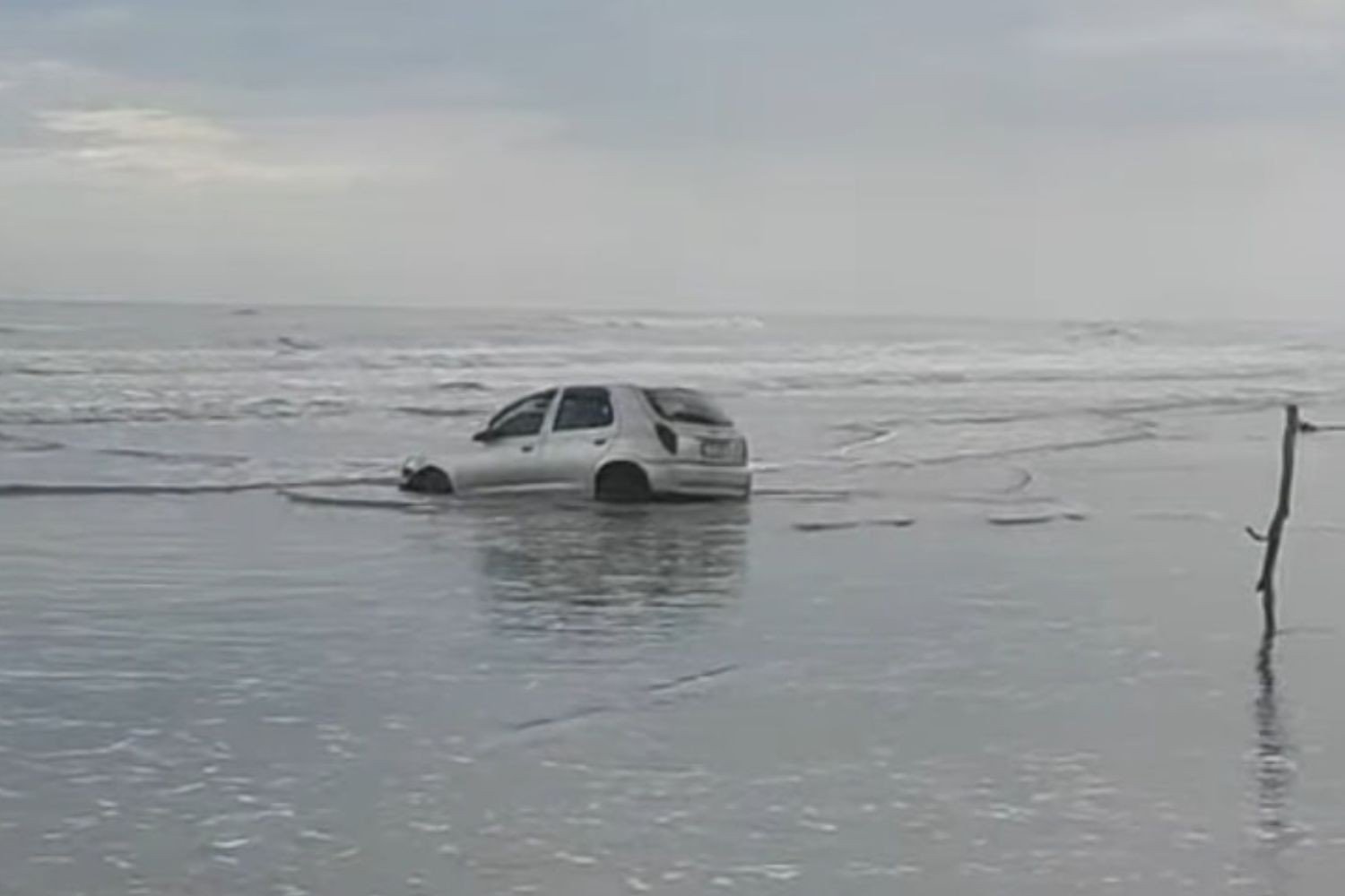 Dupla assalta e agride casal de turistas, foge com pertences e abandona carro atolado na praia