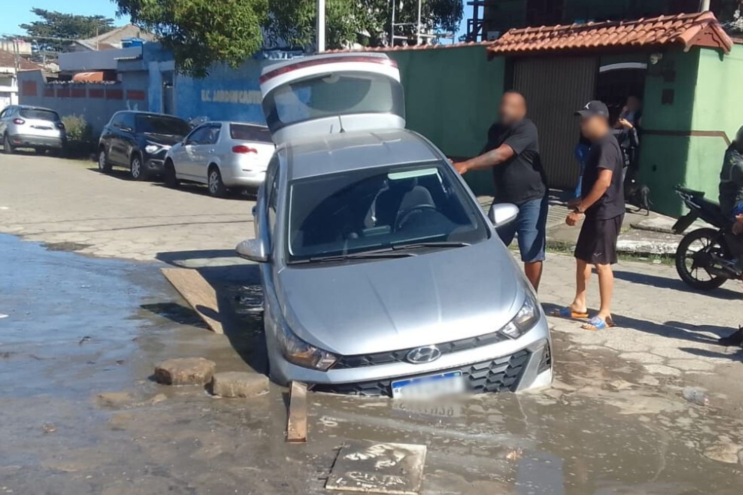 Cratera ‘invisível’ engole carro em São Vicente e assusta moradores