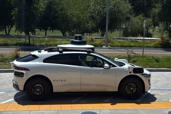 Veja como funcionam os carros autônomos queimados em protesto no EUA