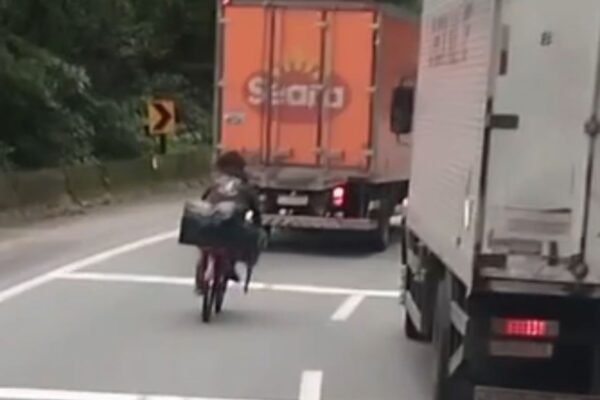 Ciclista arrisca a vida ao descer Via Anchieta, SP, entre caminhões; VÍDEO