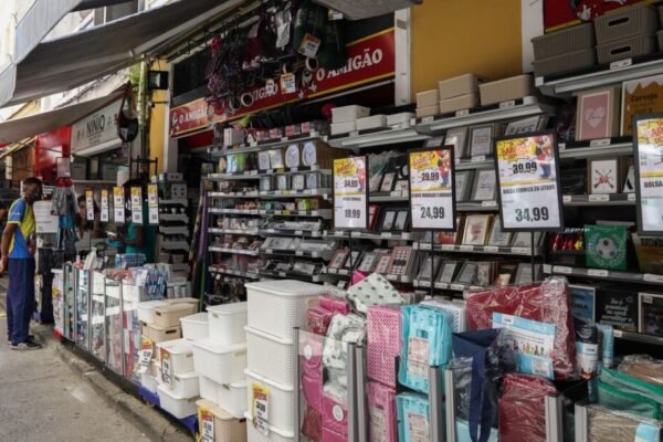 Confiança do consumidor brasileiro recua em junho, mostra FGV