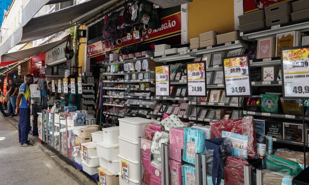 Confiança do consumidor brasileiro recua em junho, mostra FGV