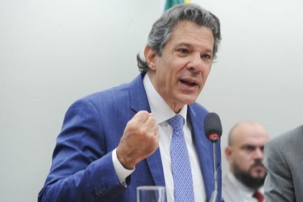 Ministro da Fazenda defende projeto do Imposto de Renda e tributação de títulos de investimento Ministro da Fazenda defende projeto do Imposto de Renda e tributação de títulos de investimento