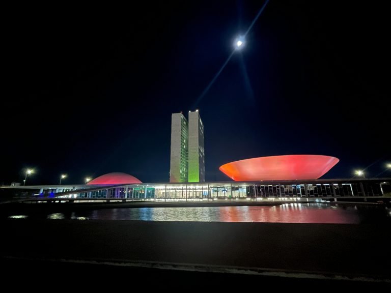 Congresso é iluminado de vermelho pelo Dia Mundial do Doador de Sangue