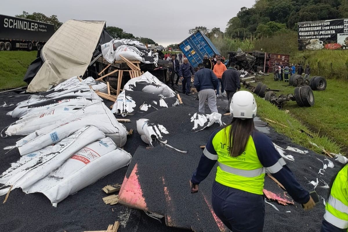 Motorista morre e outro fica ferido após acidente entre carretas e carga se espalhar pela Régis Bittencourt, SP