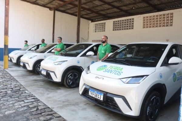 Santos, SP, substitui frota por carros e caminhões elétricos na limpeza urbana para reduzir emissão de gás carbônico
