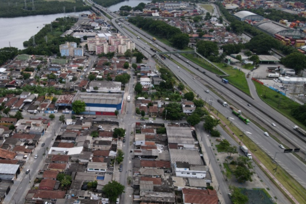 Motociclista morre após ser atropelado por caminhão próximo a viaduto em Santos, SP