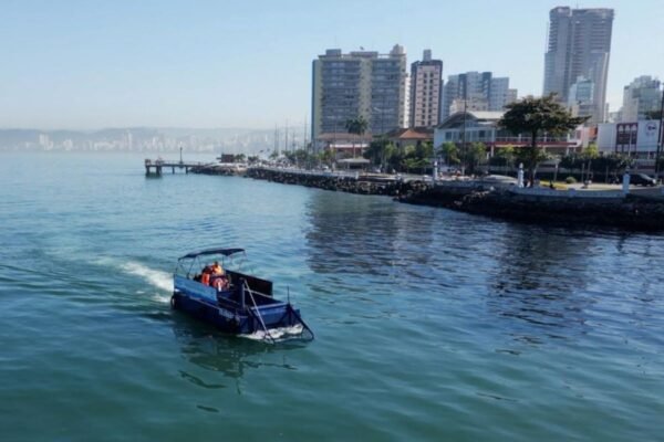 Santos opera Ecoboat para retirar 5 toneladas de lixo por mês das águas