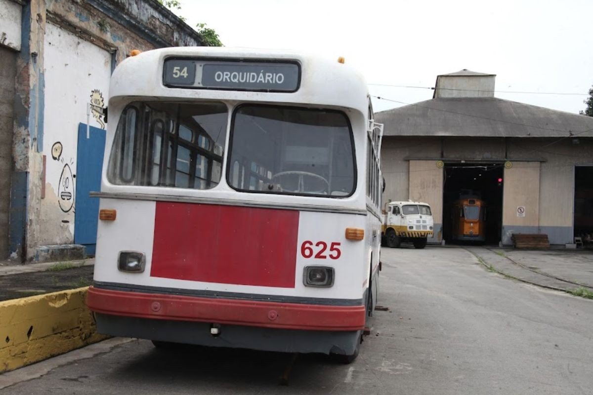 Trólebus histórico retorna a Santos, SP, após 30 anos e será restaurado para o Museu Ferroviário